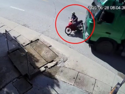 Giao thông - Clip: Va chạm kinh hoàng, người đàn ông lăn khỏi bánh xe tải trong tích tắc
