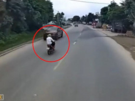Clip: Va chạm kinh hoàng khi xe máy lao ngược chiều vào đầu ô tô tải