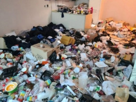 Sốc với ngôi nhà chứa hàng tấn đống rác thải, 30 người dọn ròng rã 3 ngày mới xong