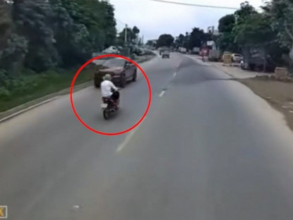 Giao thông - Clip: Va chạm kinh hoàng khi xe máy lao ngược chiều vào đầu ô tô tải