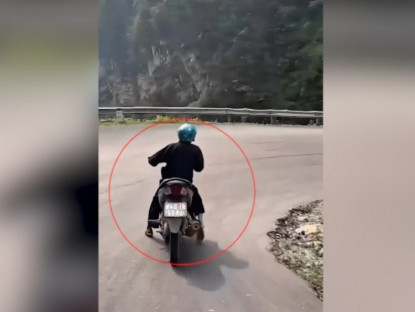 Giao thông - Clip: Thót tim người đi xe máy liều lĩnh dùng chân phanh xe khi đổ đèo