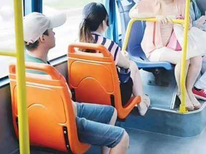 Gia đình - Đi xe buýt bị mắng vì không nhường ghế, cô gái khiến người xung quanh đỏ mặt vì 1 món đồ vô tình rơi ra khỏi túi