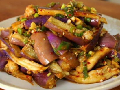 Gia đình - Xào cà tím đừng cho ngay vào chảo dầu, thêm 2 bước nữa cà không thâm lại chẳng ngán ngấy