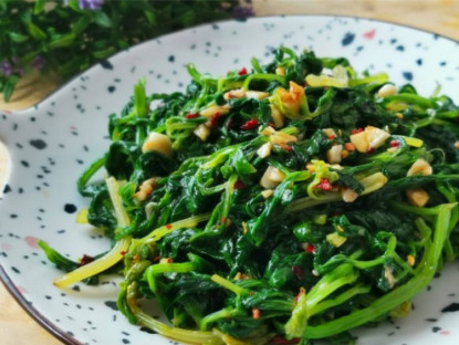 Ẩm thực - Cứ tưởng lá cần tây bỏ đi, ai ngờ làm cách này còn ngon hơn cả phần thân
