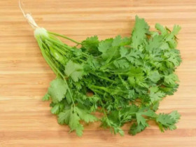 Bảo quản rau mùi trong tủ lạnh là sai, đầu bếp nhà hàng chỉ bạn một mẹo, giữ rau thơm tươi được lâu