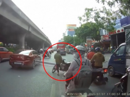 Giao thông - Clip: Xe máy chở sắt dài va chạm liên hoàn với hai ô tô khiến ai nấy thót tim