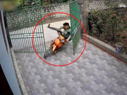Giao thông - Clip: Cố luồn xe qua cổng hẹp, thanh niên “chổng vó” ngay trước cửa nhà
