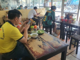 Hàng loạt quán bún, phở thi nhau tăng giá 5.000 đồng/bát, nhiều người đứng ngồi không yên