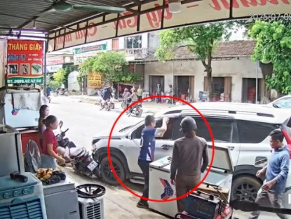 Giao thông - Clip: Tài xế đột quỵ trong xe, anh thợ điện lạnh phá cửa ứng cứu như trong phim