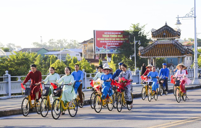 Tặng 20 Giải thưởng cho các tác giả Triển lãm ảnh "Việt Nam qua ống kính nhiếp ảnh gia quốc tế" - 1