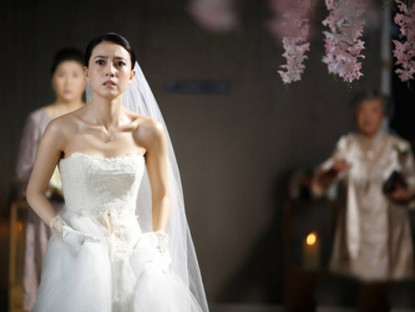 Ngày tái hôn, mẹ chồng cũ bất ngờ xuất hiện, bà nói một câu khiến cả hôn trường lặng đi