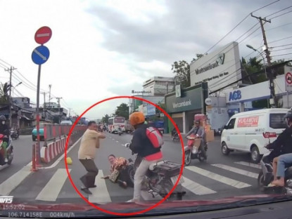Giao thông - Clip: Đâm người phụ nữ ngã sõng soài, thanh niên đi xe máy bị “dằn mặt” tại chỗ