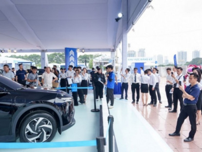 Thông tin doanh nghiệp - VinFast Limo Green khiến khách Việt mê mẩn tại sự kiện “Thu xăng - Đổi điện”