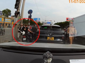 Clip: Gặp CSGT tại ngã tư, hai thanh niên không mũ bảo hiểm vứt xe bỏ chạy