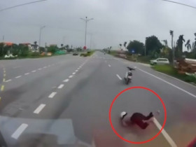 Clip: Người phụ nữ thoát chết trong gang tấc khi bị xe tải đâm từ phía sau