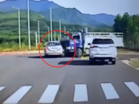 Clip: Bị khuất tầm nhìn, ô tô tải tông văng xe “tập lái” tại giao lộ