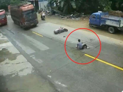 Giao thông - Clip: Thanh niên ngã ra đường, bị xe tải tông văng nhưng thoát chết kỳ diệu