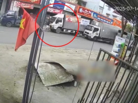 Clip: Xe tải đâm liên hoàn vào ô tô đỗ bên đường, người đi bộ bị chèn trúng chân