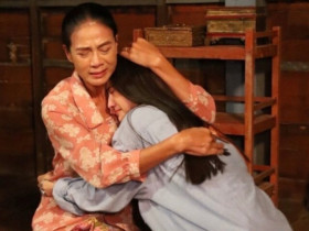 Tôi sảy thai, mẹ chồng cho thùng trứng thối, tôi không kìm được nước mắt khi chồng mở thùng ra