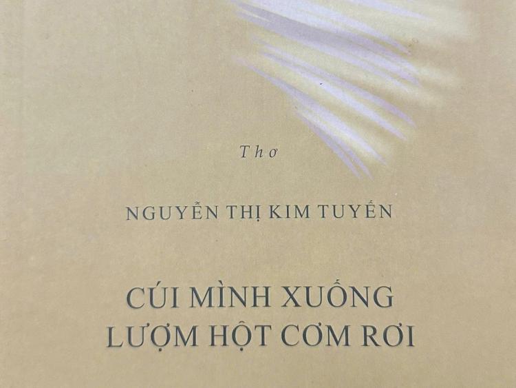 Tâm hồn bạn trên câu chữ vừa rốt ráo (Đọc tập thơ “Cúi mình xuống lượm hột cơm rơi” của Nguyễn Thị Kim Tuyến, NXB Văn học 2025)
