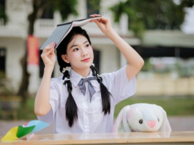 Đang sửa xe, ông bố òa khóc nức nở khi biết điểm thi của con gái