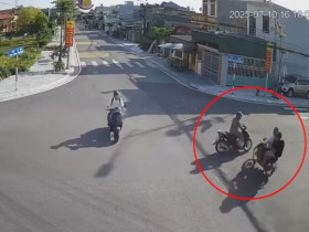 Clip: Va chạm cực mạnh, 3 thanh niên và người phụ nữ bị hất văng lên vỉa hè