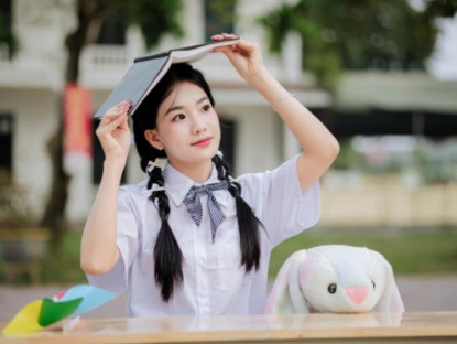 Giải trí - Đang sửa xe, ông bố òa khóc nức nở khi biết điểm thi của con gái