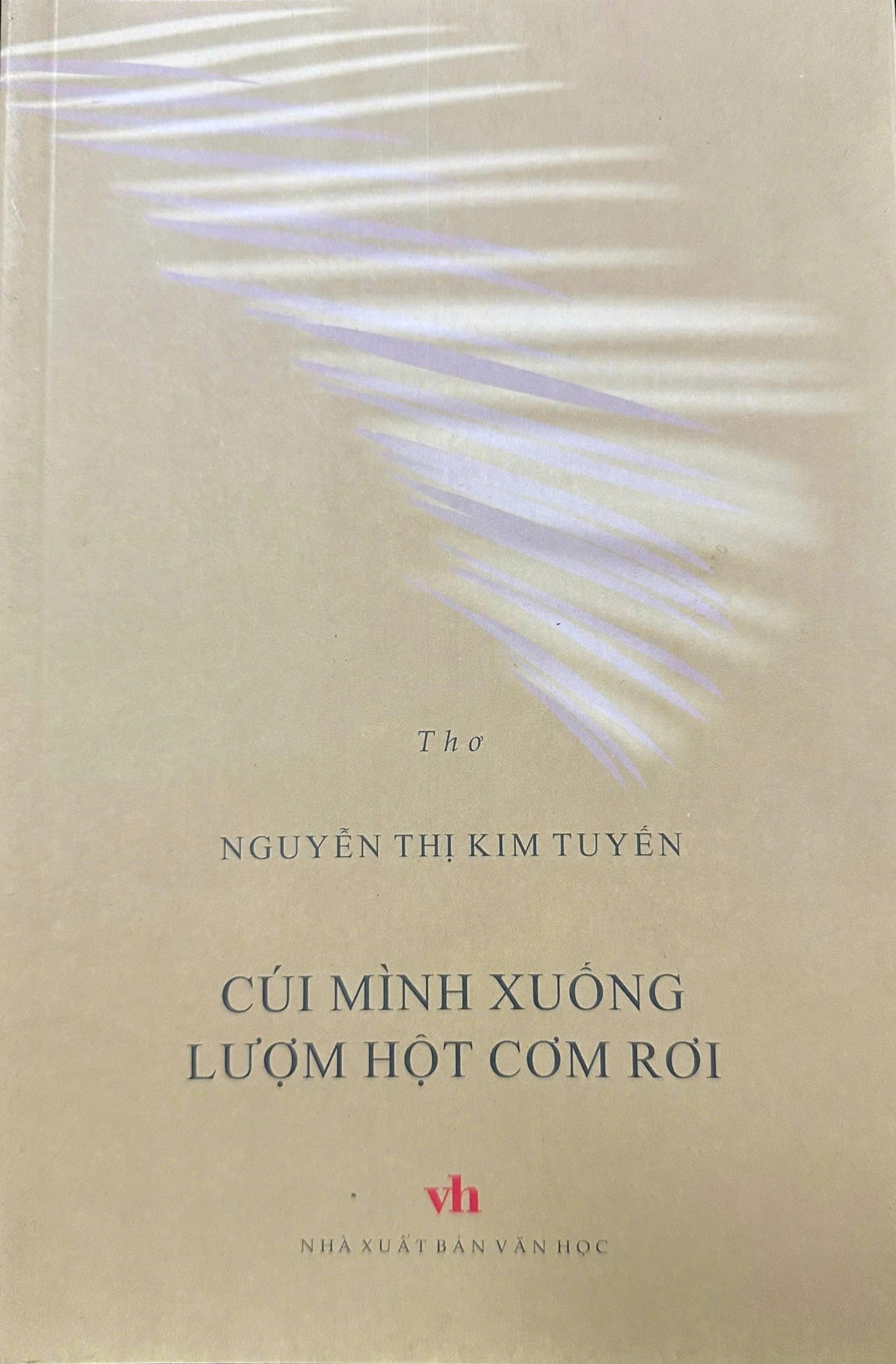 Tâm hồn bạn trên câu chữ vừa rốt ráo (Đọc tập thơ “Cúi mình xuống lượm hột cơm rơi” của Nguyễn Thị Kim Tuyến, NXB Văn học 2025) - 1