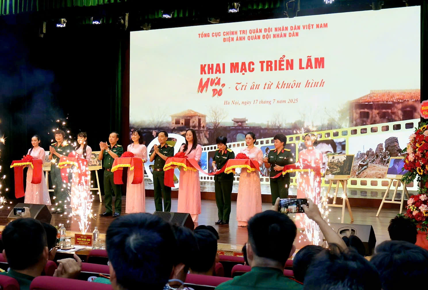 Triển lãm ảnh nghệ thuật “Mưa đỏ”: Tri ân từ khuôn hình - 1