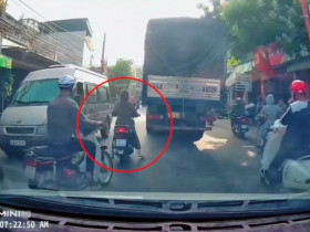 Clip: Tránh xe máy quay đầu, cô gái ngã ra đường bị ô tô tải chèn qua chân