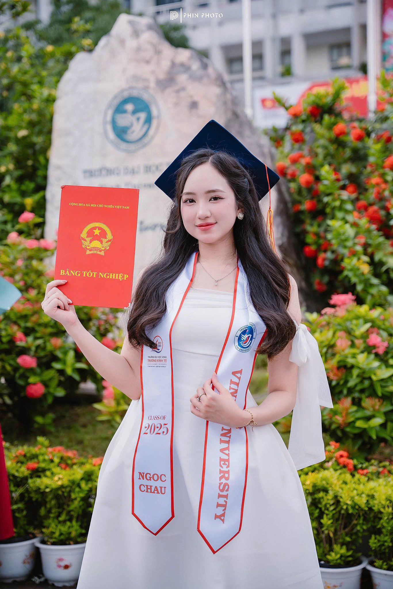 Đi nhận bằng tốt nghiệp, nữ sinh xứ Nghệ bất ngờ nổi tiếng vì quá xinh - 4