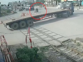 Clip: Phóng như tên bắn trên đường, thanh niên lao thẳng vào gầm container