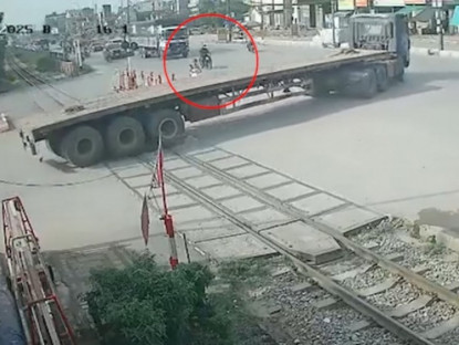 Giao thông - Clip: Phóng như tên bắn trên đường, thanh niên lao thẳng vào gầm container