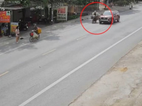 Clip: Tránh người đi bộ, xe máy va chạm ô tô rồi ngã sõng xoài ra đường