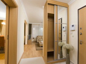 Cửa nhà người giàu đều trang trí thế này, người thông minh nhìn qua là hiểu ngay, chẳng trách càng ở càng giàu