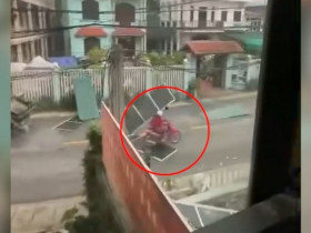 Clip: Rùng mình người phụ nữ băng xe qua loạt tấm tôn bay giữa trời giông bão