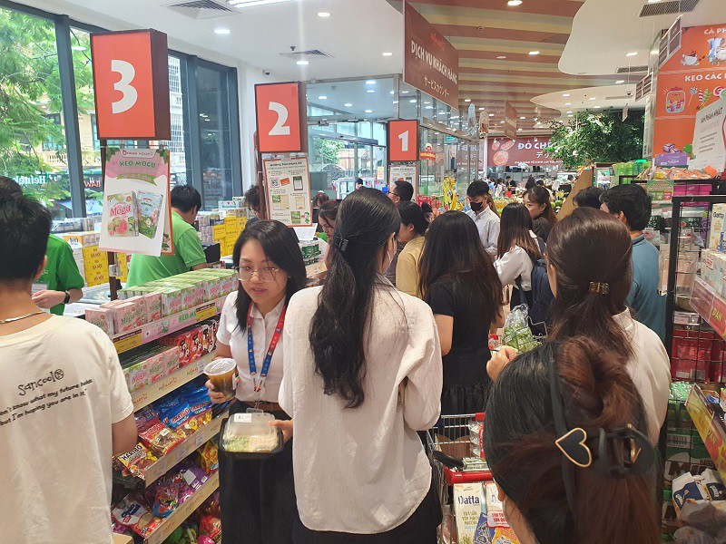 Bất ngờ cảnh tượng mua sắm của người dân Hà Nội trước khi bão số 3 Wipha ập đến - 3
