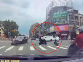 Clip: Xe máy vượt đèn đỏ đâm ôtô, người văng lên không trung rơi trúng 3 người