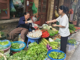 Trước giờ bão số 3 WIPHA đổ bộ: Rau thịt đầy chợ tại Hà Nội vẫn ế khách mua