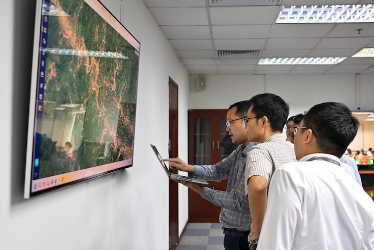 Ngập lụt, sạt lở ở Nghệ An: Dùng máy bay không người lái phát sóng di động - 1