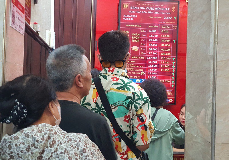 Giá vàng tăng mạnh, nhiều người kéo cả "họ hàng" đi mua vàng - 1