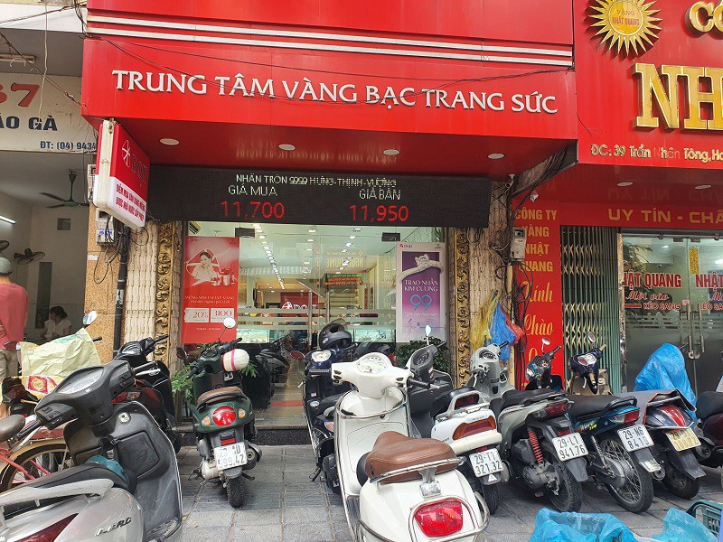 Giá vàng tăng mạnh, nhiều người kéo cả "họ hàng" đi mua vàng - 2
