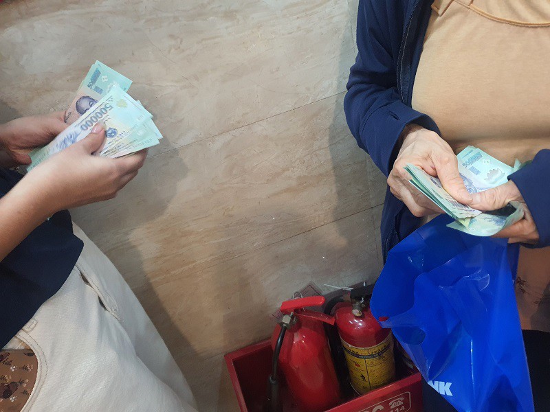 Giá vàng tăng mạnh, nhiều người kéo cả "họ hàng" đi mua vàng - 9