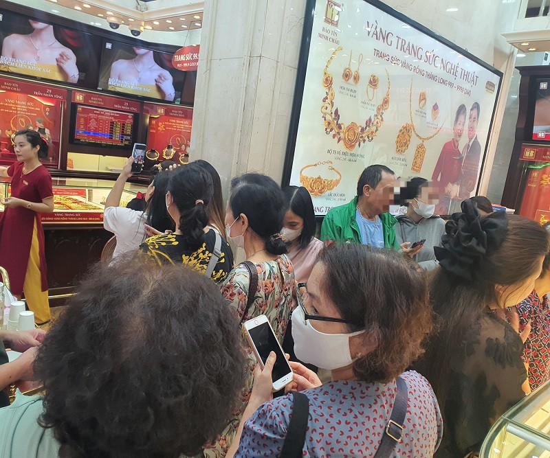 Giá vàng tăng mạnh, nhiều người kéo cả "họ hàng" đi mua vàng - 6