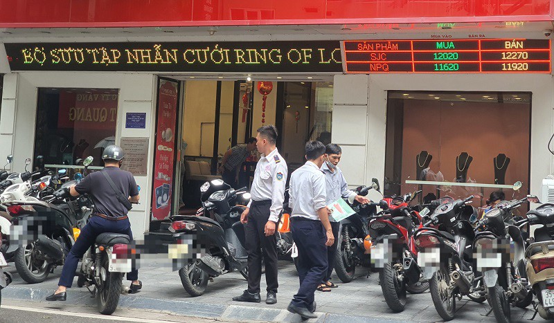 Giá vàng tăng mạnh, nhiều người kéo cả "họ hàng" đi mua vàng - 4