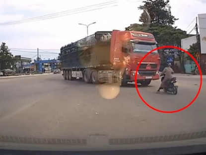 Giao thông - Clip: Hết hồn người phụ nữ dùng chân phanh xe, lao thẳng vào đầu ô tô tại ngã tư