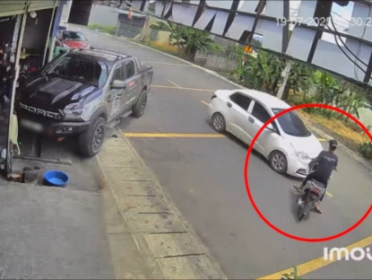 Giao thông - Clip: Lao xe ra đường thiếu quan sát, thanh niên bị ô tô đâm &quot;chổng vó lên trời&quot;