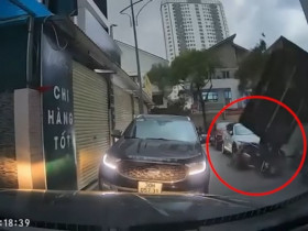 Clip: Tấm tôn lao xuống trúng xe máy, hai người thoát chết trong gang tấc