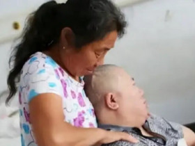 Mẹ vợ chăm con rể thực vật 9 năm, ngày tỉnh lại anh nói 4 từ khiến bà bật khóc