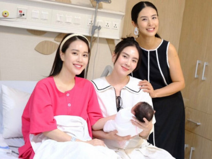 Gia đình - MC Mai Ngọc đẹp phát sáng đến chúc mừng bạn thân hoa khôi vừa lâm bồn, khoảnh khắc bế công chúa gây chú ý
